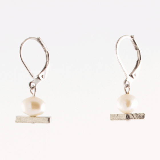 Abelia pearl & amp; pewter earrings