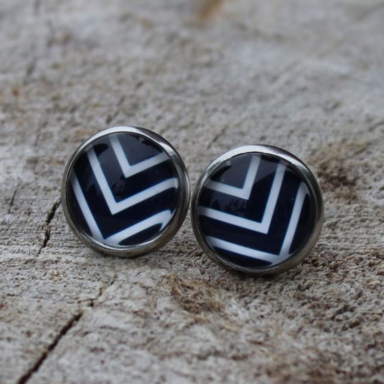 Black and white arrow stud earrings