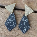 Boucles d'oreilles triangle texturé marbre noir