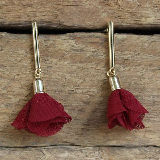 Boucles d'oreilles fleur de tissu rouge