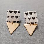 Boucles d'oreilles carré blanc coeurs et triangle doré