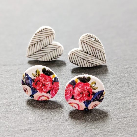 Duo de boucles d'oreilles rond fleurs roses et coeur chevrons