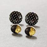 Duo de boucles d'oreilles rond noir et doré et rond noir pois blancs