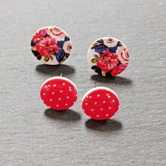 Duo de boucles d'oreilles rond rouge pois blancs et rond fleurs roses