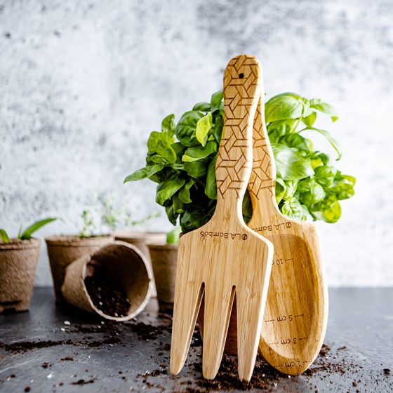 Outils de jardinage en bambou