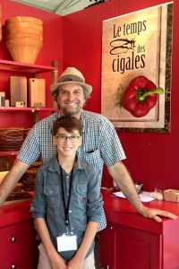 Voici Olivier et son fils Antoine, de l'atelier Le temps des cigales! Vous trouverez dans leur kiosque de magnifiques bols, assiettes, planches à découper, etc! Leur kiosque est non-loin du nôtre!