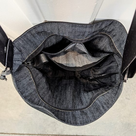 Sac tressé en ceintures d'auto recyclées poche devant noir et gris
