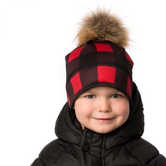 Tuque à carreaux rouge et noir à pompon en fourrure recyclée pour enfant