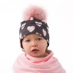 Tuque coeurs asphalte/rose à pompon en fourrure recyclé pour enfant