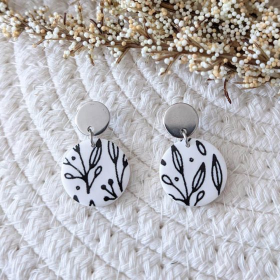 Boucles d'oreilles deux ronds blanc fleurs