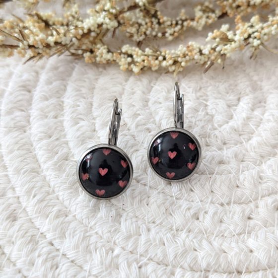 Boucles d'oreilles crochet noir coeurs rouges