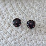 Boucles d'oreilles pin noir coeurs rouges