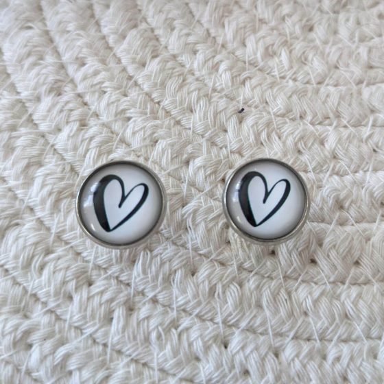 Boucles d'oreilles pin blanc coeur noir