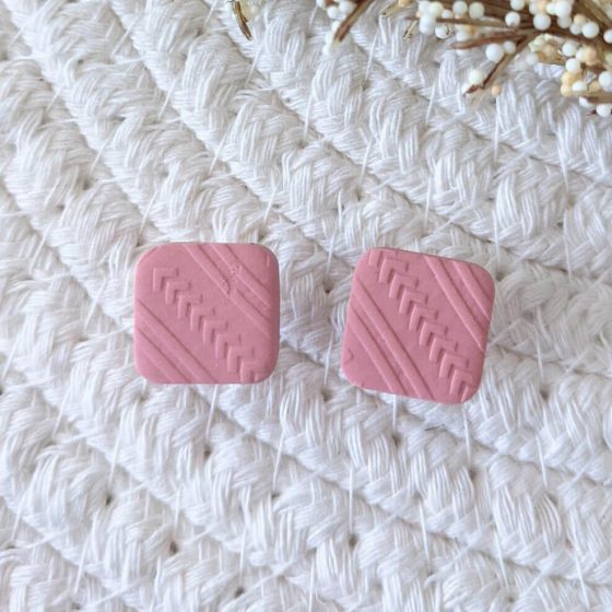 Boucles d'oreilles pin carré rose