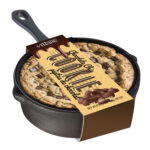 Biscuit aux pépites de chocolat dans un poêlon en fonte