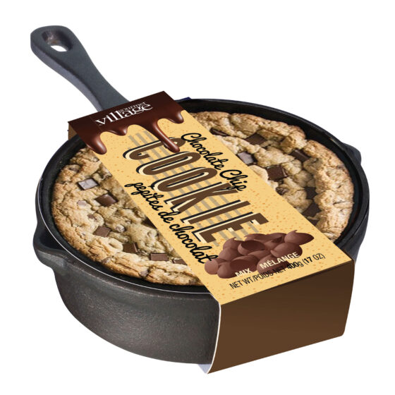 Biscuit aux pépites de chocolat dans un poêlon en fonte