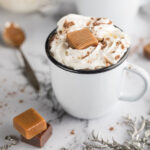 Pyramide de chocolat chaud pour orner le sapin de Noël Globe de neige