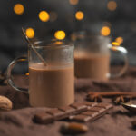 Pyramide de chocolat chaud pour orner le sapin de Noël Globe de neige