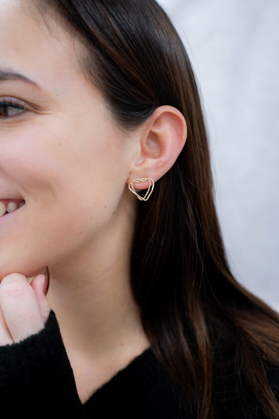 Boucles d'oreilles petits coeurs délicats sur tiges Or