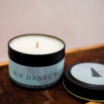 Chandelle de soja Bin dans l'bois