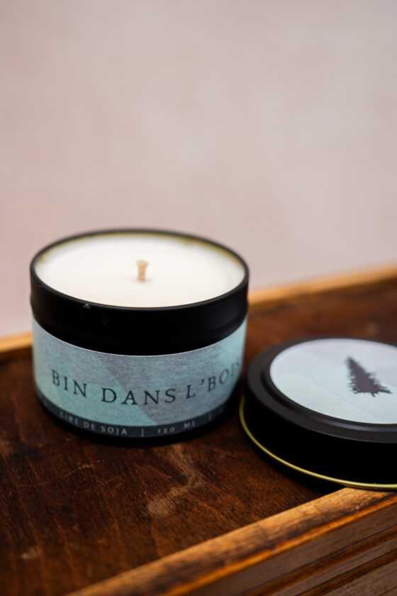 Chandelle de soja Bin dans l'bois