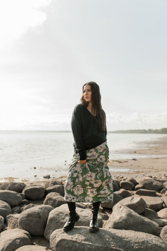 Pull en tricot éthique à encolure en V Noir minuit