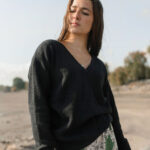 Pull en tricot éthique à encolure en V Noir minuit