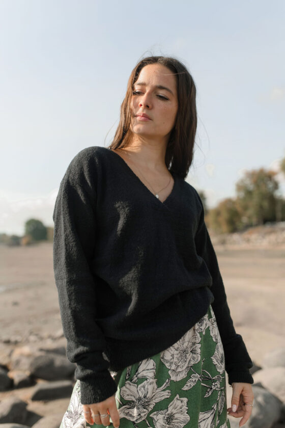 Pull en tricot éthique à encolure en V Noir minuit