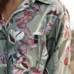 Chemise imprimée Jacqueline Fleurs sauge et rose