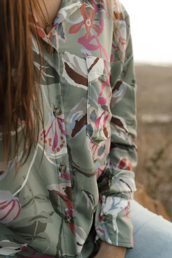 Chemise imprimée Jacqueline Fleurs sauge et rose